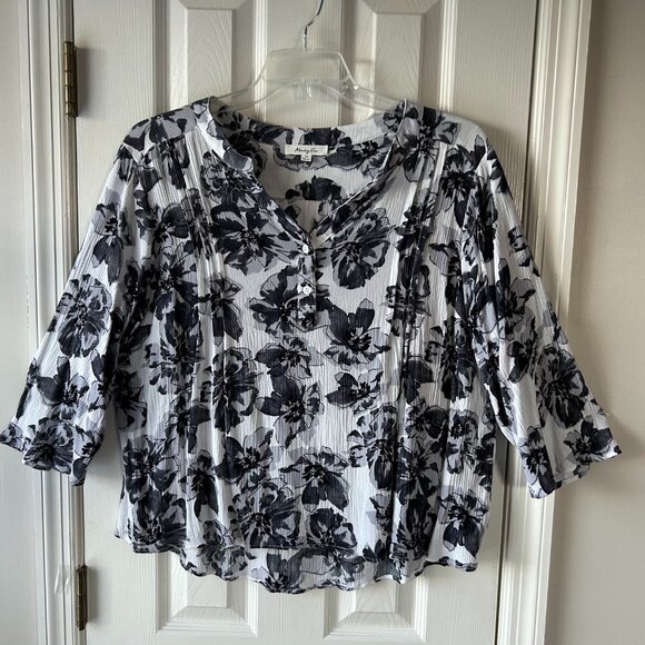 Monday Fun Tops - Monday Fun Sz 2X Ladies top 3/4 Sleeves Floral Black White Crepe NWOT Stitch Fix